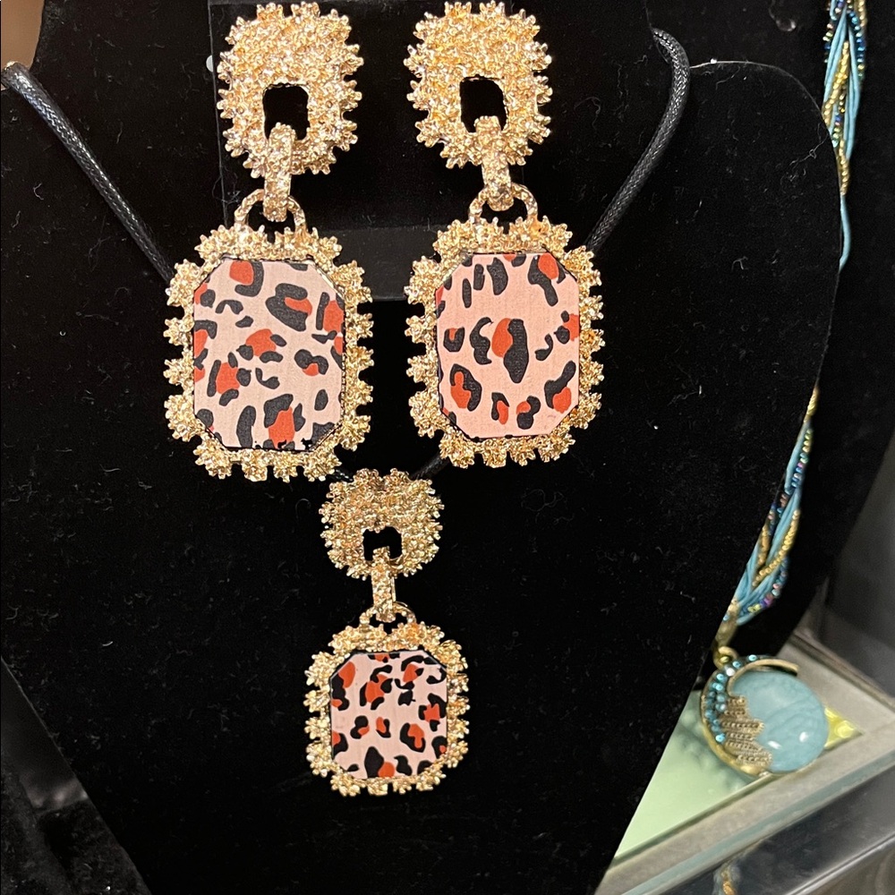 Elegant Gold and Leopard Print Jewelry Set